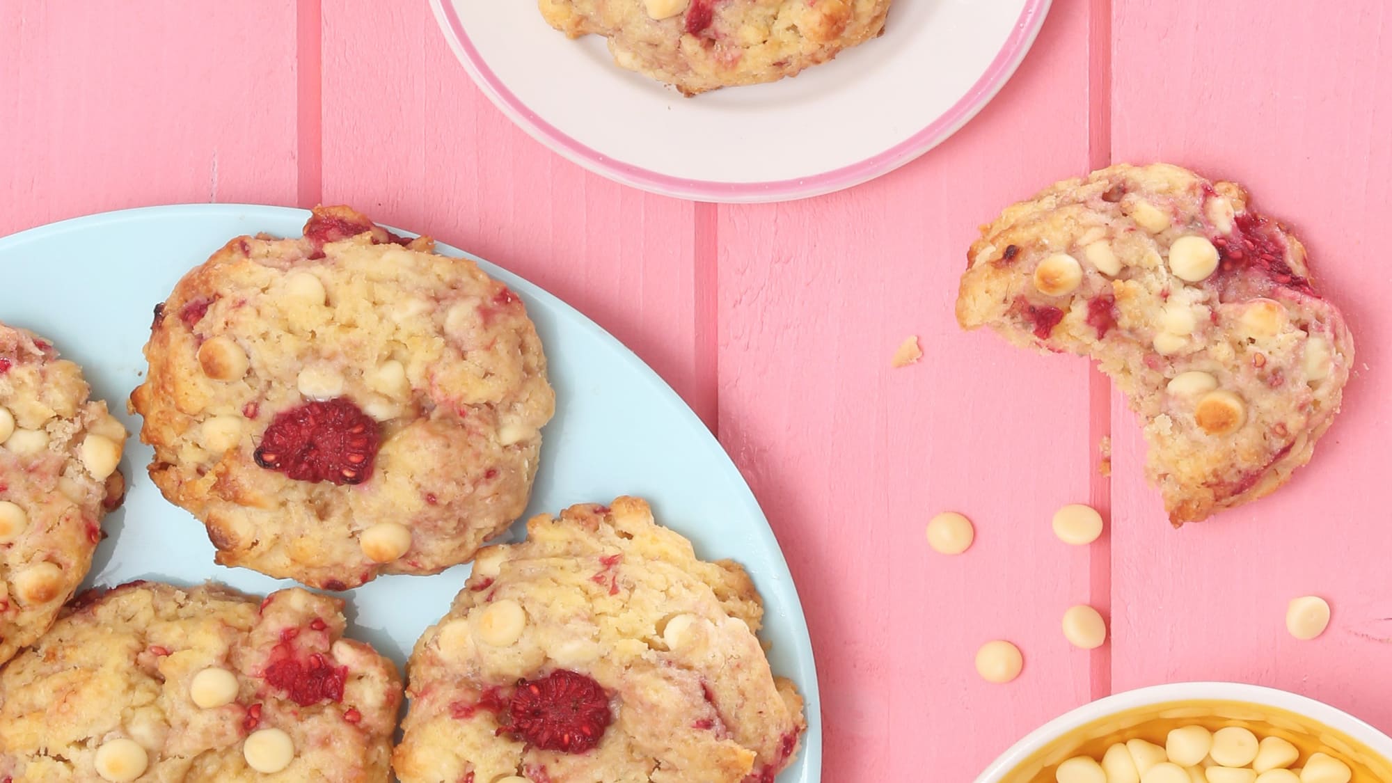 Cookies met witte chocolade en frambozen