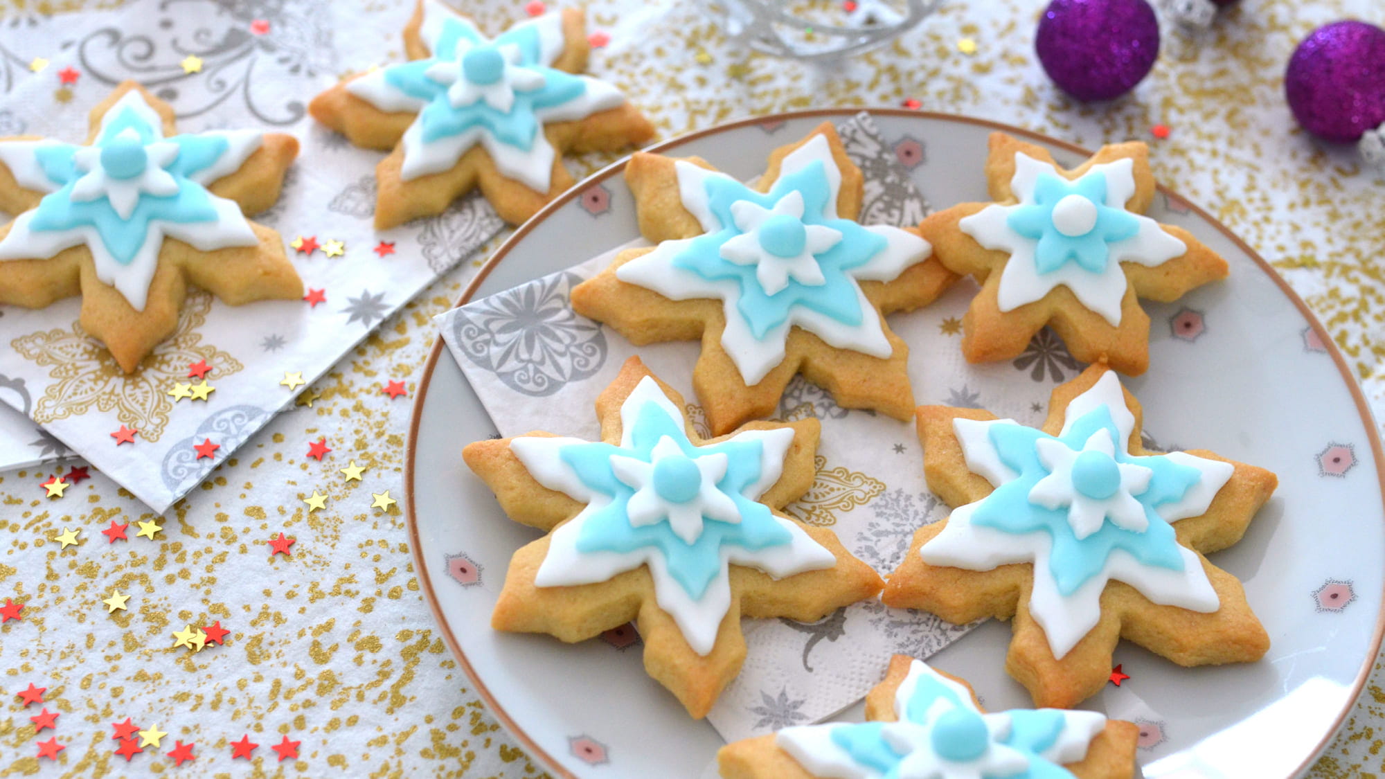 Kerstkoekjes in de vorm van sneeuwvlokken