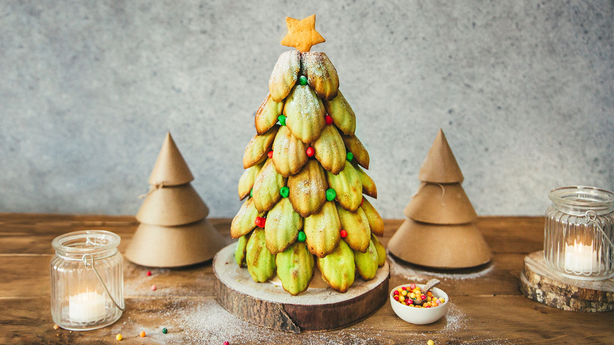 Kerstboommadeleines met amandelen en pistache